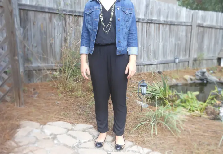 Chaqueta vaquera azul combina perfecto con mono negro. Un look casual y chic.