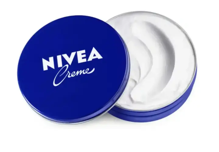 Crema Nivea lata azul, a pesar de su fama, puede ser mala para pieles sensibles.