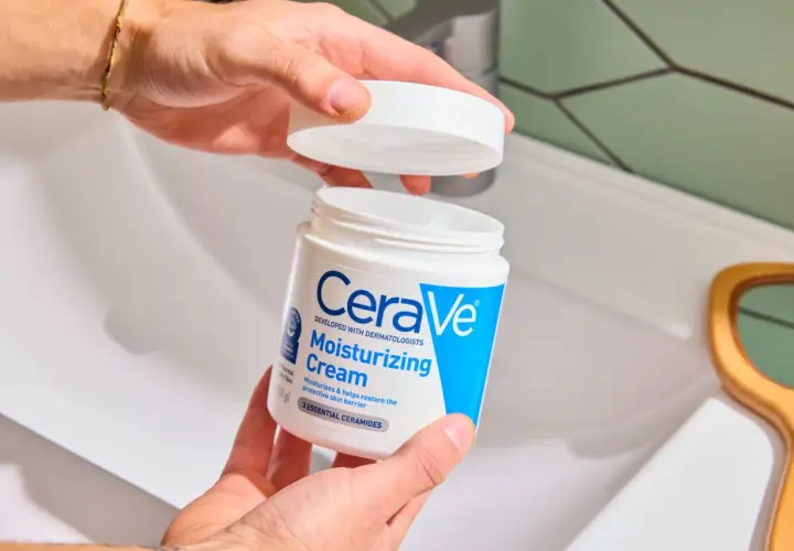 Man abre tarro de crema CeraVe. Buscando opiniones negativas sobre Xhekpon, pero la imagen muestra CeraVe.