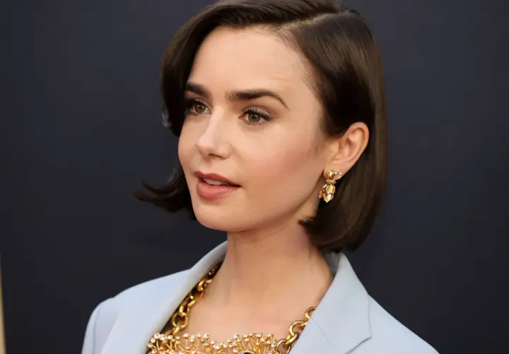 Mujer con un corte de pelo estilo **italian bob**, pendientes dorados y un collar llamativo.
