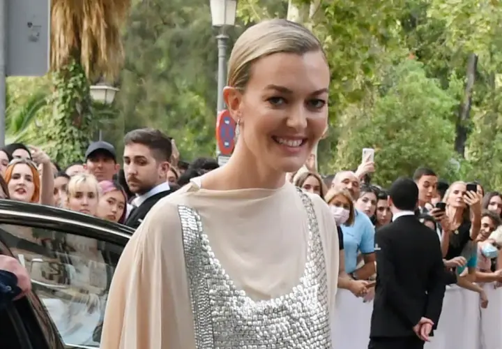 Marta Ortega Pérez sonríe a la multitud mientras llega a un evento, rodeada de fans con móviles.