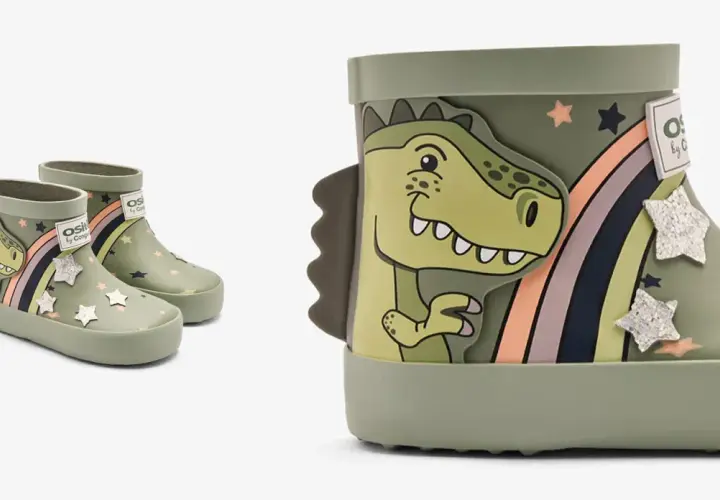 Botas de agua verdes con dinosaurio y arcoíris. Aprende como limpiar botas de agua para que tus pequeños aventureros disfruten.
