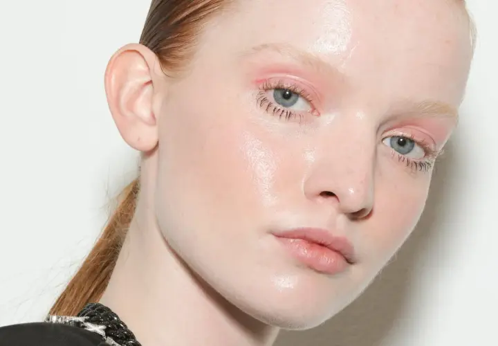 Piel luminosa y maquillaje suave en ojos y labios. Un rostro que busca el mejor contorno de ojos 60 años ocu.