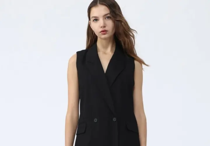 Mujer con chaleco de vestir negro, ideal para aprender como combinar un chaleco de vestir mujer y lucir elegante.