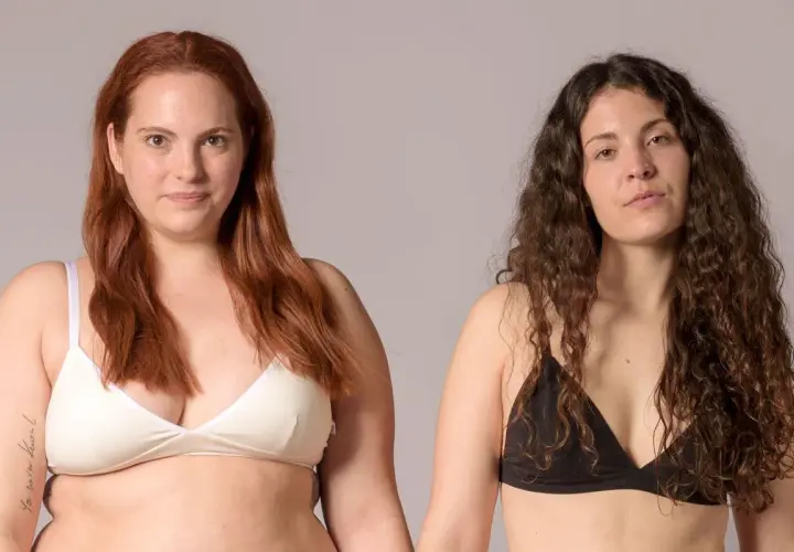Dos mujeres, una pelirroja y otra morena, muestran cómo saber la talla de sujetador.