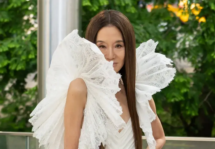 Vera Wang luce un espectacular vestido blanco de encaje con volantes, un diseño que evoca la elegancia y la audacia de la moda.