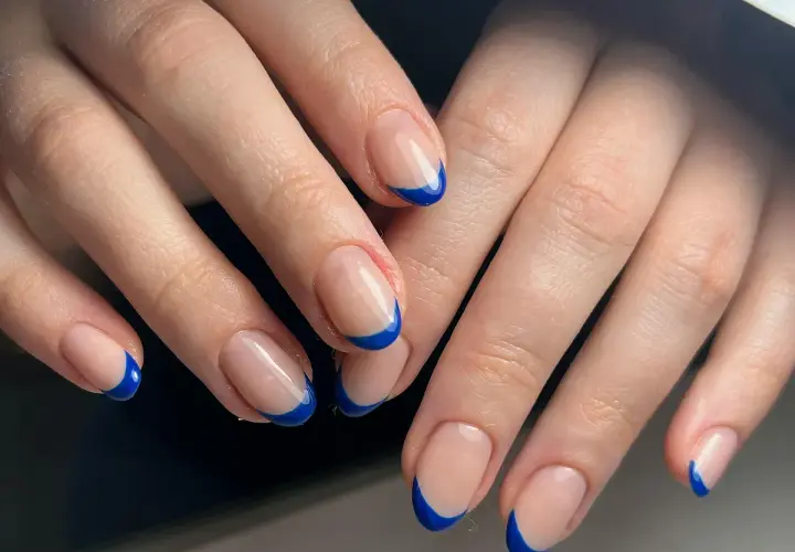 Manos con uñas francesas originales en azul vibrante. Un toque moderno y chic para un look sofisticado.