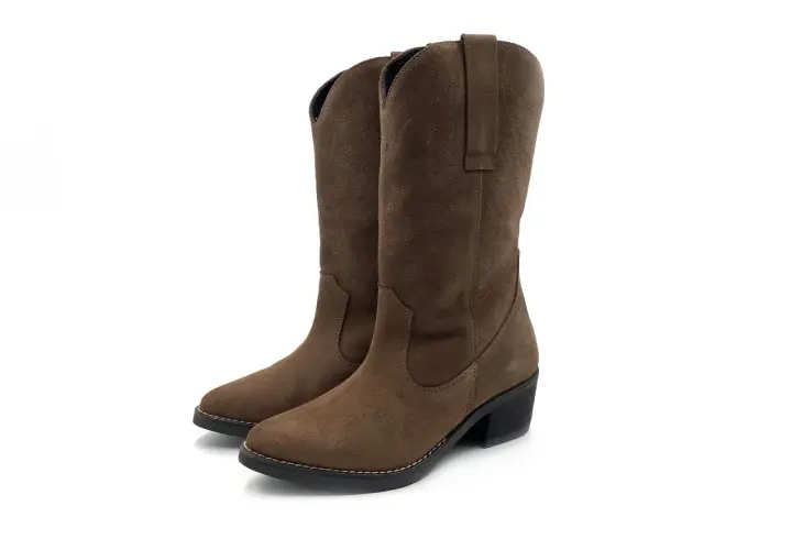 Botas camperas de ante marrón, perfectas para aprender como limpiar botas camperas y mantenerlas como nuevas.