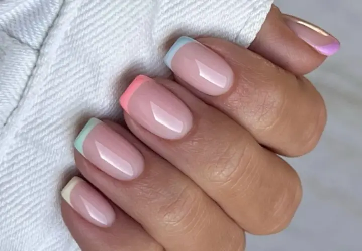 Manicura francesa con puntas de colores pastel: rosa, azul, verde menta y lavanda.