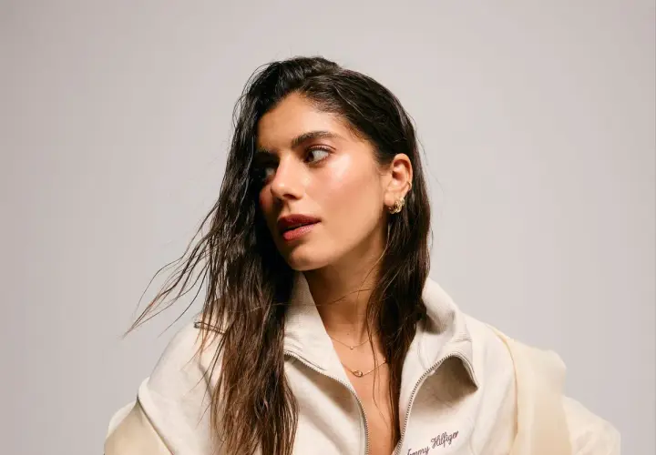 Sara Baceiredo, con su cabello largo y húmedo, luce un collar delicado y pendientes dorados.
