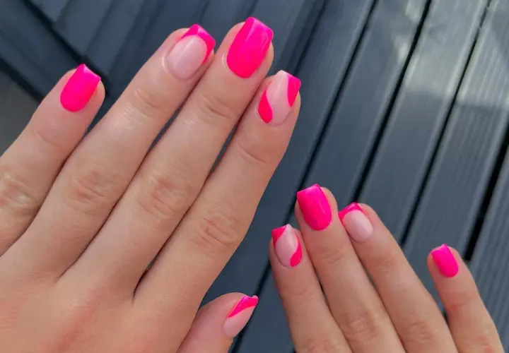 Manicura con diseño moderno en fucsia y nude, ¡un adelanto de las uñas tendencia 2025!