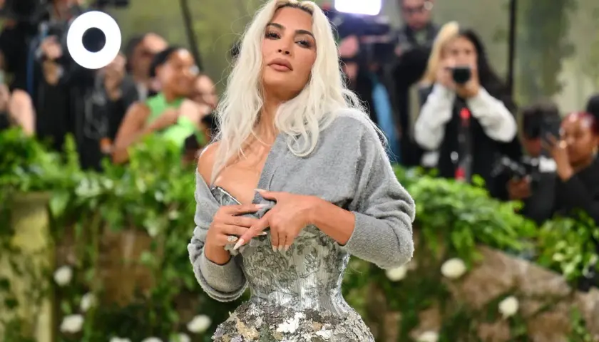 Kim Kardashian deslumbró en la Met Gala con un corsé plateado y un suéter gris.