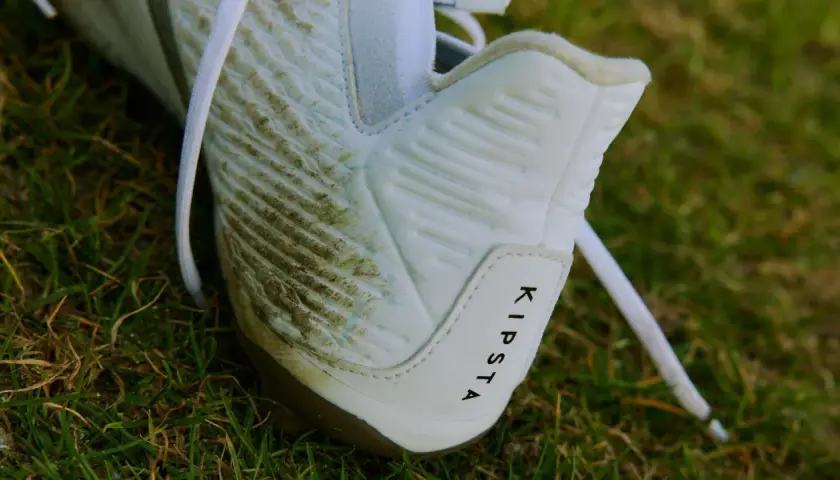 Botas de fútbol Kipsta sucias en el césped. Aprende como limpiar unas botas para dejarlas como nuevas.