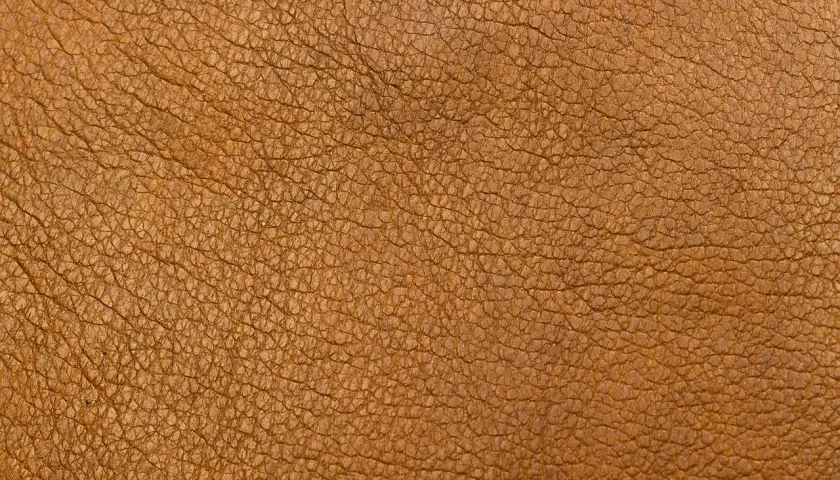 Textura de cuero marrón con finas arrugas, ideal para un grupo de trabajo de cuero.