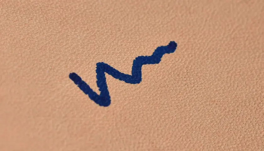 Un trazo de tinta azul sobre piel. ¿Cómo quitar tinta de la piel? Este es el primer paso para solucionarlo.