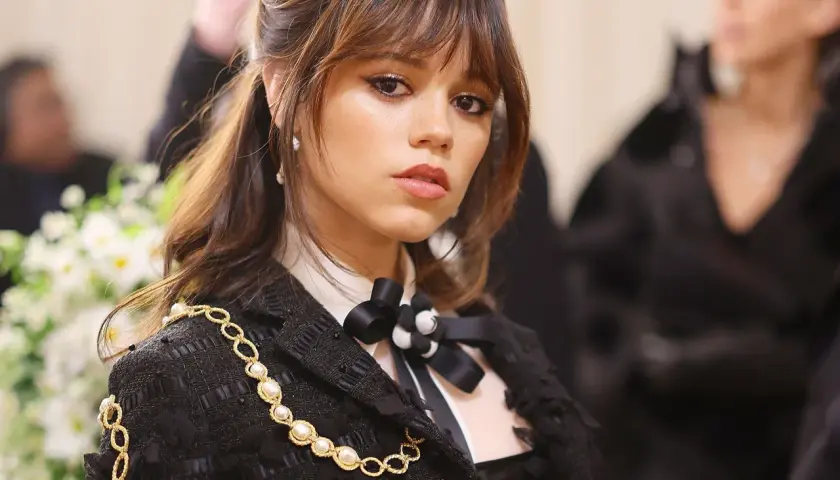 Jenna Ortega deslumbró en la Met Gala con un elegante traje negro adornado con perlas y oro.