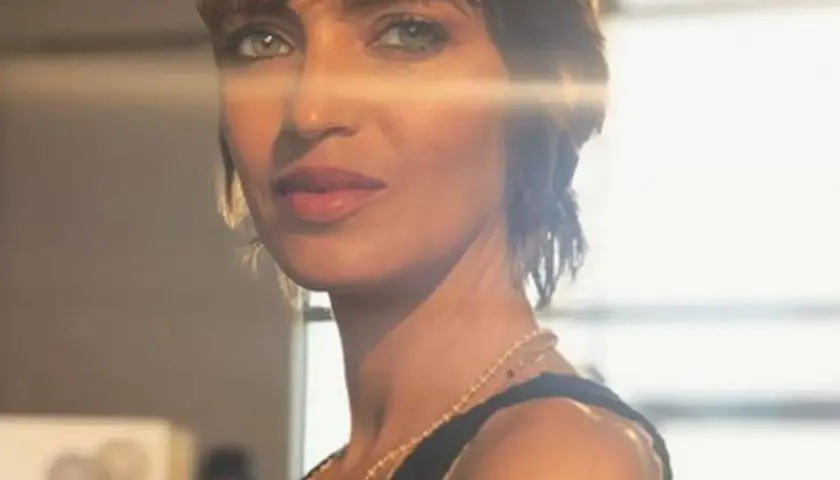 Sara Carbonero pelo corto, con mirada intensa y luz dorada bañando su rostro.