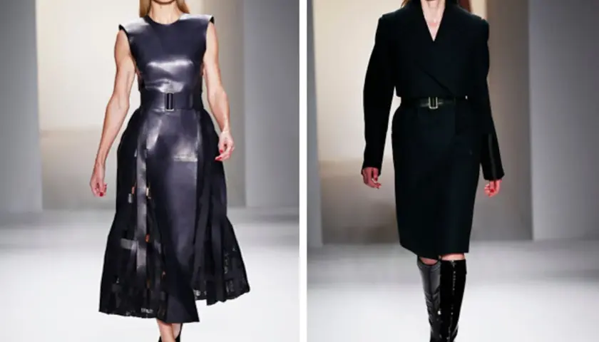 Modelos desfilan creaciones de Calvin Klein (diseñador): un vestido de cuero negro con falda plisada y un conjunto de abrigo y falda en tono oscuro con botas altas.