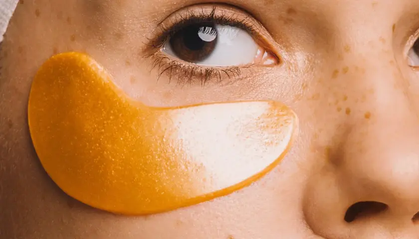 Parche dorado bajo el ojo, ideal para saber como drenar las bolsas de los ojos y lucir una mirada fresca.