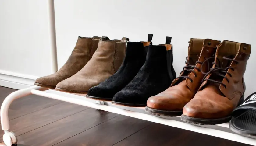 Botas de ante de diferentes colores, listas para teñir. Hay marrones, negras y de cuero.