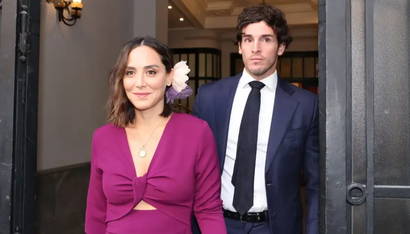 Tamara Falcó e Iñigo Onieva, radiantes, salen juntos. Ella luce un vestido fucsia y él un traje azul marino.