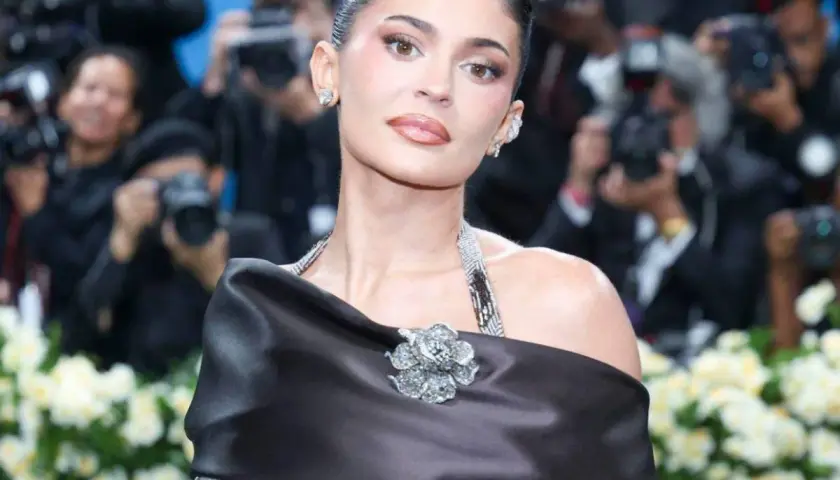 Kylie Jenner deslumbrante en la Met Gala, con un elegante vestido negro y joyas brillantes.