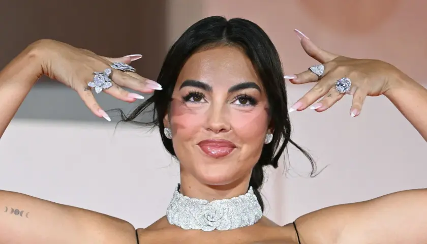Georgina luce deslumbrante con su collar de diamantes y un espectacular anillo Georgina, adornado con gemas brillantes.