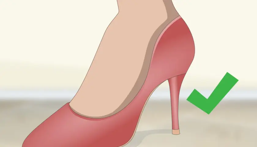 Tacón adecuado para la espalda: un zapato de tacón rosa con un cheque verde.