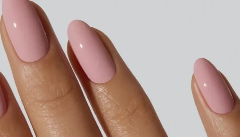 Manicura en tono rosa pastel, un color de uñas de moda que aporta elegancia y dulzura a tus manos.