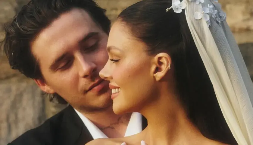 Brooklyn Beckham y Nicola Peltz en su boda, un momento íntimo y tierno.