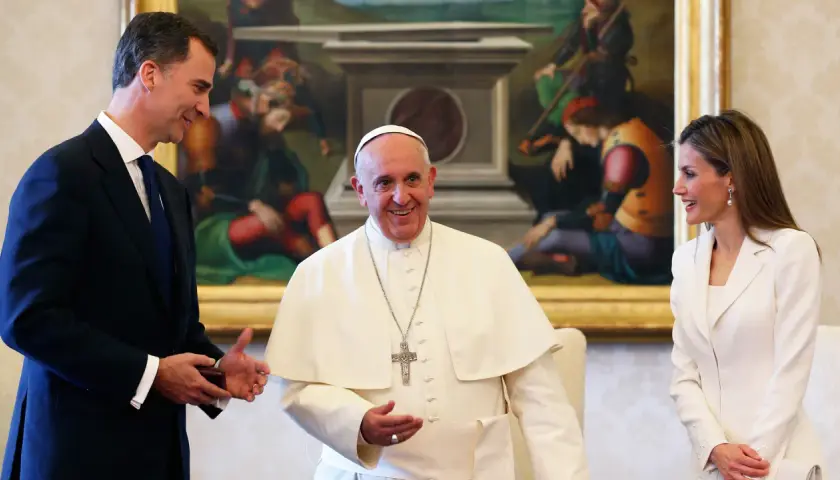 El Papa Francisco sonríe a Felipe VI y Letizia, quienes disfrutan del privilegio de blanco en un encuentro oficial.