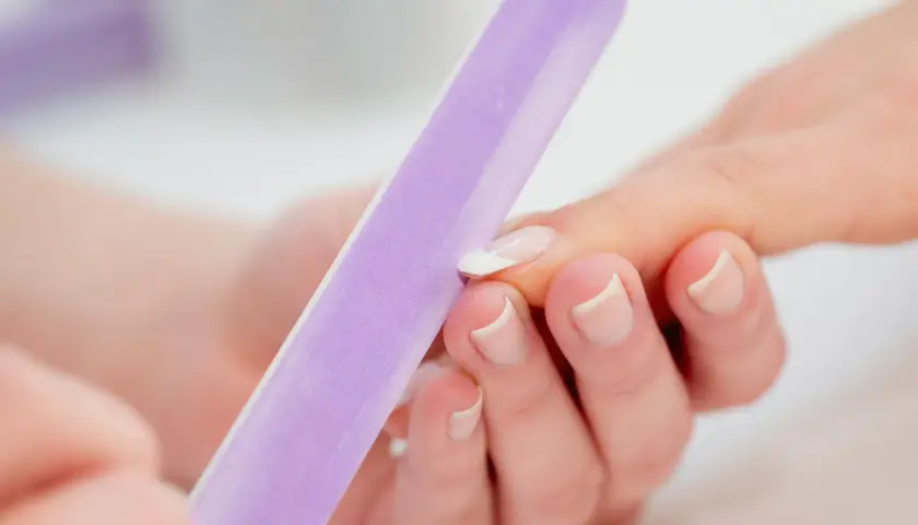 Lima las uñas para darles forma cuadrada.