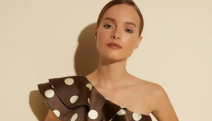 Mujer con top de lunares marrones, lista para la feria de abril sin vestido.