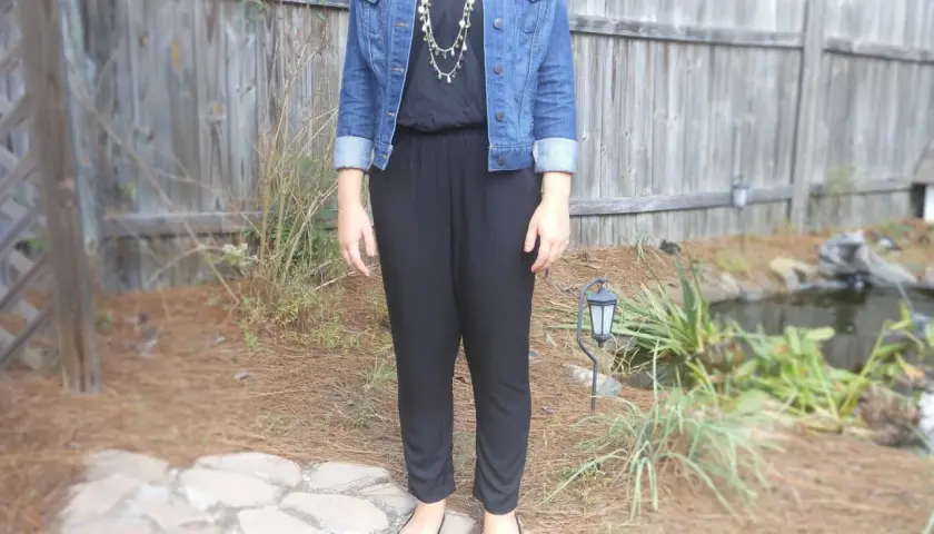 Chaqueta vaquera azul combina perfecto con mono negro. Un look casual y chic.