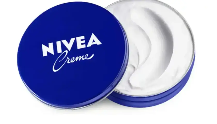 Crema Nivea lata azul, a pesar de su fama, puede ser mala para pieles sensibles.