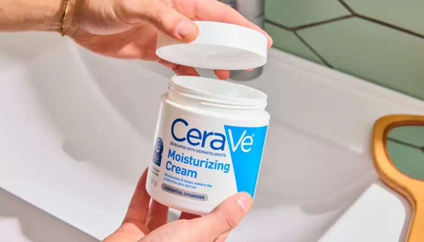 Man abre tarro de crema CeraVe. Buscando opiniones negativas sobre Xhekpon, pero la imagen muestra CeraVe.