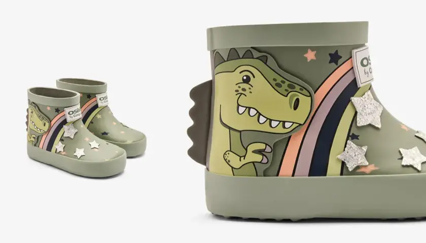 Botas de agua verdes con dinosaurio y arcoíris. Aprende como limpiar botas de agua para que tus pequeños aventureros disfruten.