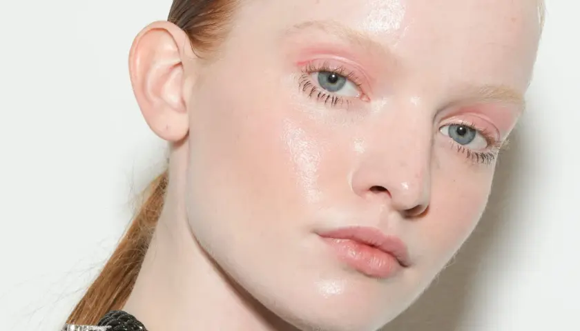 Piel luminosa y maquillaje suave en ojos y labios. Un rostro que busca el mejor contorno de ojos 60 años ocu.