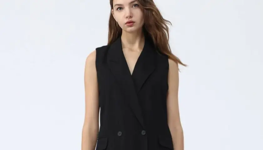 Mujer con chaleco de vestir negro, ideal para aprender como combinar un chaleco de vestir mujer y lucir elegante.
