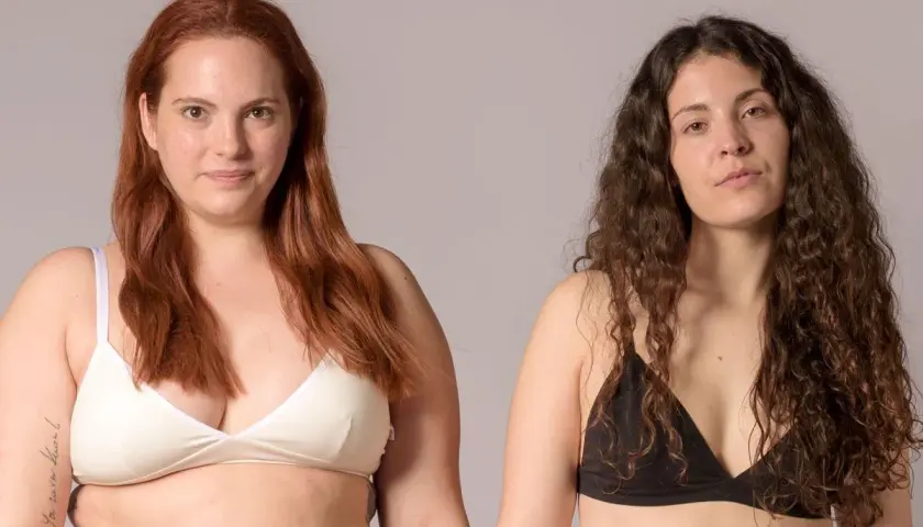 Dos mujeres, una pelirroja y otra morena, muestran cómo saber la talla de sujetador.