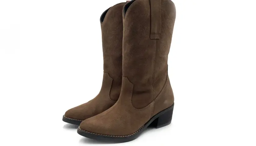 Botas camperas de ante marrón, perfectas para aprender como limpiar botas camperas y mantenerlas como nuevas.