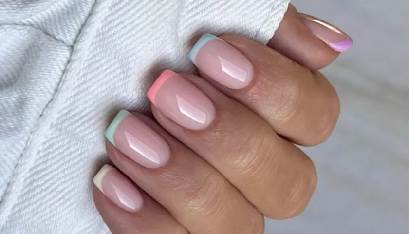 Manicura francesa con puntas de colores pastel: rosa, azul, verde menta y lavanda.