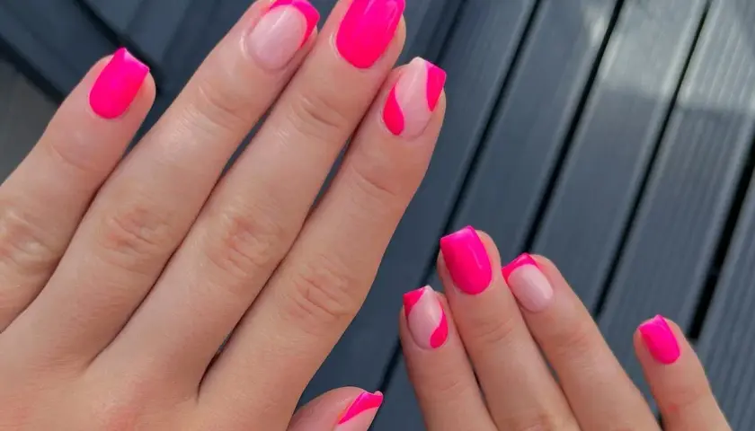 Manicura con diseño moderno en fucsia y nude, ¡un adelanto de las uñas tendencia 2025!