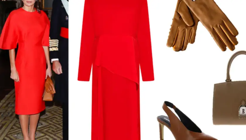 Ideas para combinar vestido coral: un vestido rojo, guantes marrones, bolso y zapatos a juego.