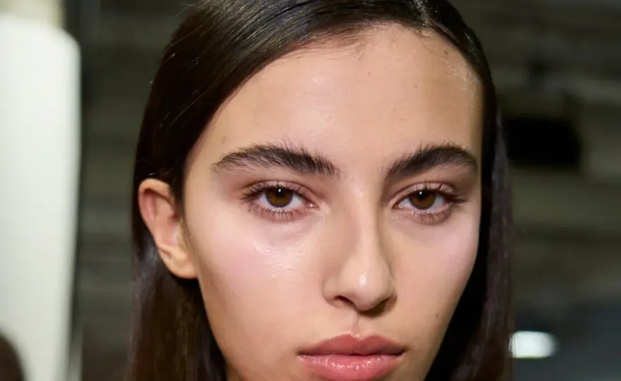 Cejas pobladas naturales - forma, grosor y técnicas que favorecen