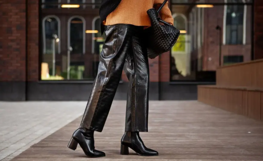 Outfit con botas altas negras - 6 combinaciones que siempre funcionan