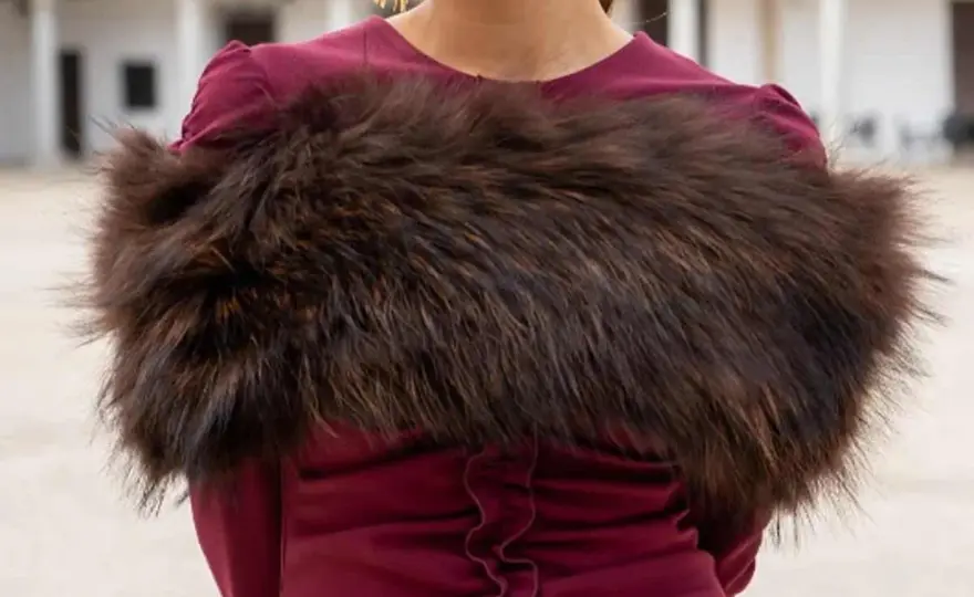 Cómo llevar estola en boda - Claves para un look perfecto