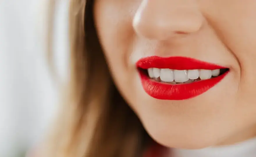 Labios rojos que favorecen - guía para elegir y aplicar el tono