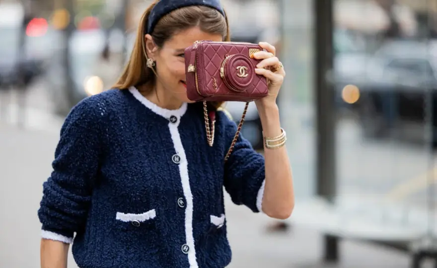 Cómo combinar granate y azul - Guía y fórmulas para un look elegante