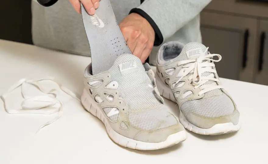 Zapatillas blancas desteñidas - Cómo quitar manchas de color